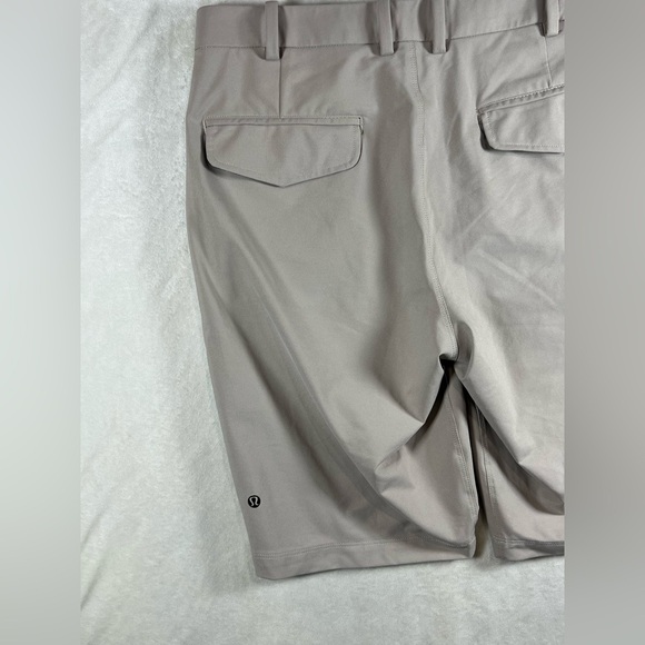 Lululemon Athletica Size 34 Flat Front Light Gray ABC Classic Shorts EUC - Picture 3 of 8